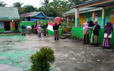 Gerimis Mengiringi Khidmatnya Upacara Hari Pendidikan Nasional di Madrasah Berbalut Pakaian Adat
